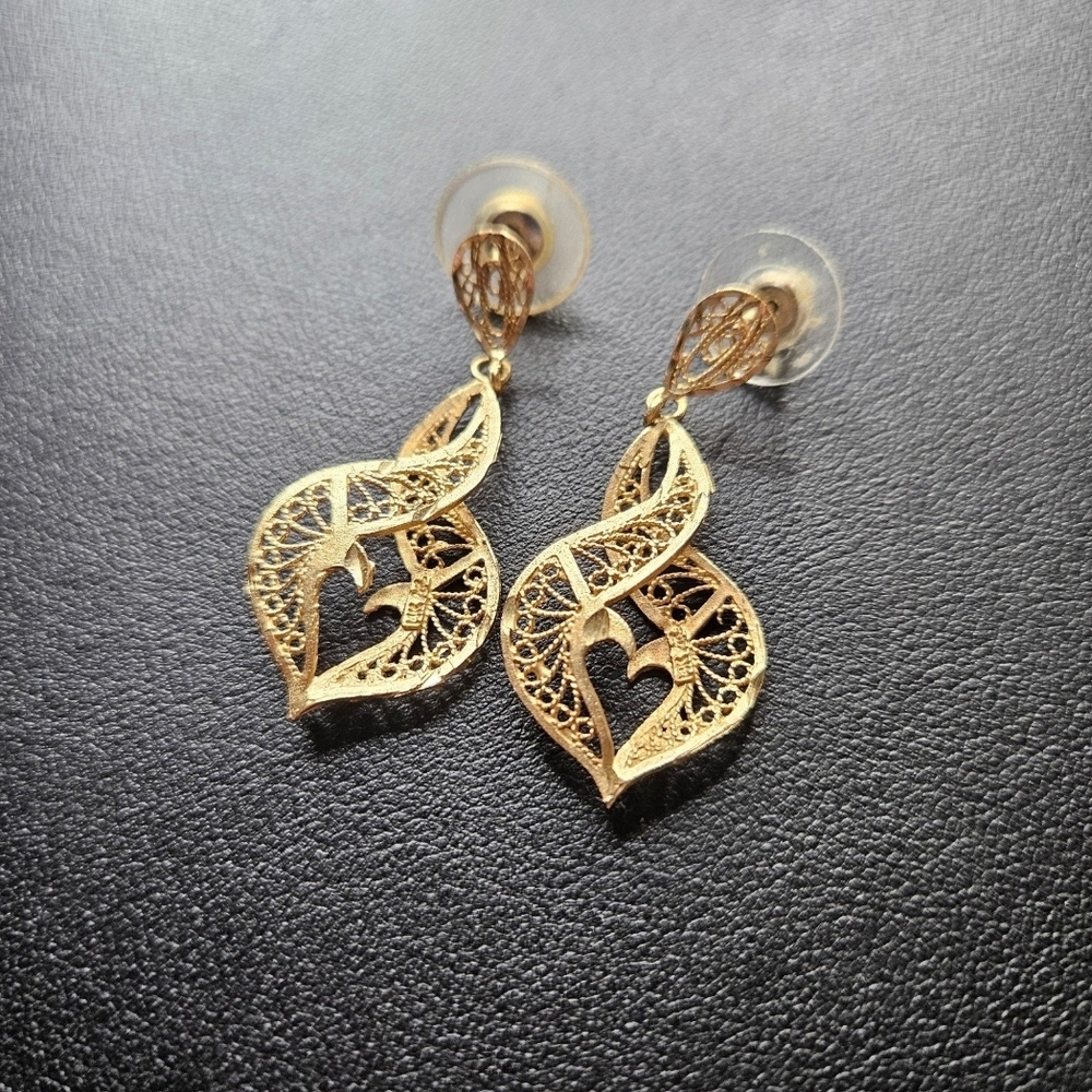 Elegant Gold Filigree Earrings